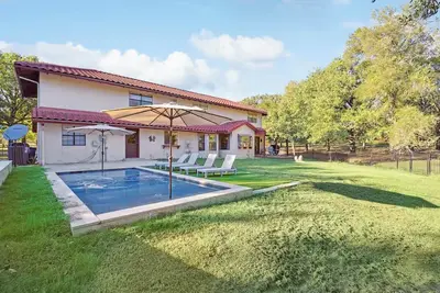 Image de World Cup Ready - Vintage Stay, 30 Acres & Animals