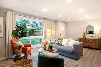 Image de Modern Remodeled 3 Br+2 Ba Upper Unit near Airport in Seattle with WiFi and Ac