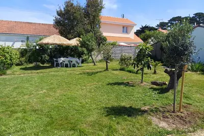 Image de Maison de famille bord de mer avec un grand dortoir, jeux, jardin. Tout à pied!