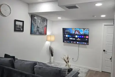 Image de Welcoming 2-bedroom basement apartment with in West Edmonton