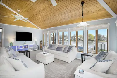 Image de Luxury 3 bedroom waterfront home with indoor hot tub, sauna, paddle boat & kayak