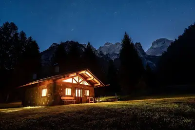 Image de Chalet 'Valon - Alpine Hideaway' avec vue sur montagne et jardin privé