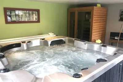Image de Profitez sur place du spa, du sauna infra rouge et du terrain de tennis commun avec le gîte mitoyen.