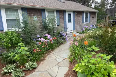 Image de Bayside beach bungalow. Charming 3-bedroom cottage in Wellfleet with WiFi, Ac