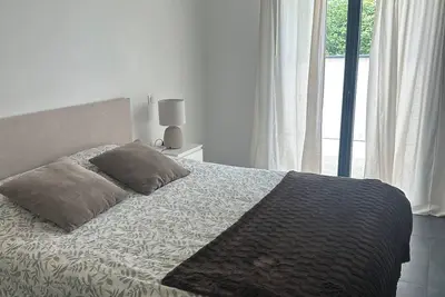 Image de Maison moderne et très spacieuse avec piscine.