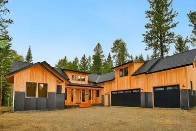 Image de Picturesque Cedar Retreat w/ Hot Tub