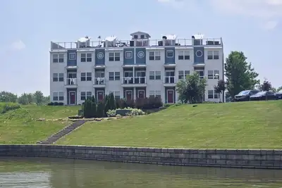 Image de Stunning Waterfront Rooftop in Heritage Harbor Sleeps 10-11!