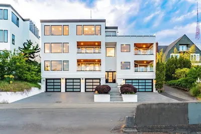 Image de Iconic Skyline Views from Queen Anne Hill w/Luxury Design, Full Gym and Deck