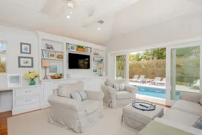 Image de In the Heart of Sh Village, Salt Water Heated Pool with Incredible Outdoor Space