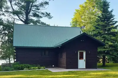 Image de Escape to this peaceful cabin, perfectly situated directly on Huron Bay!