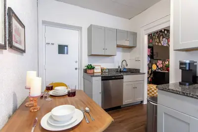 Image de 1br Near Hospitals | Walk to Park & Cafés