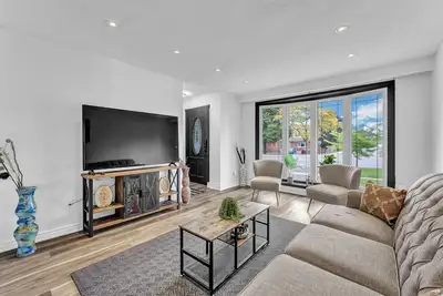 Private & Spacious 6br Home ~ Hamilton ~ Comfort
