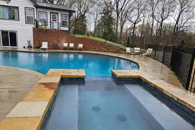 Image de Monthly Stays- Expansive 10-Br Southern Estate – 18 Beds, 6 Baths, Pool and More