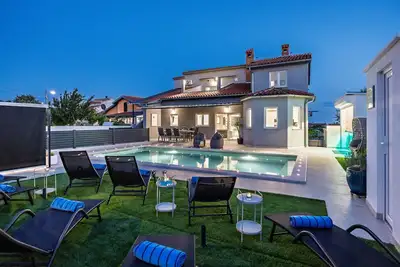 Image de Villa Spa Otium for 8 people with 32 m2 heated pool, outdoor cinema, kids playground & spa area