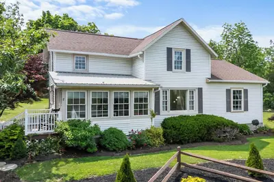 Image de Cedar Grove Cottage: garden paradise on Seneca Lake wine trail