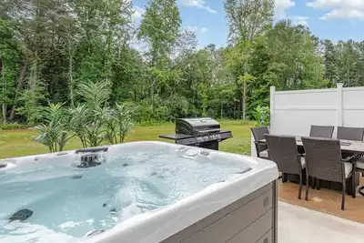 Image de New! Hot Tub w/ King Suite~8 min 2 Downtown Denver