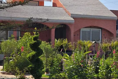 Image de 2 room guesthouse in a charming 44000 sq ft farmhouse in wonderful Jabalpur
