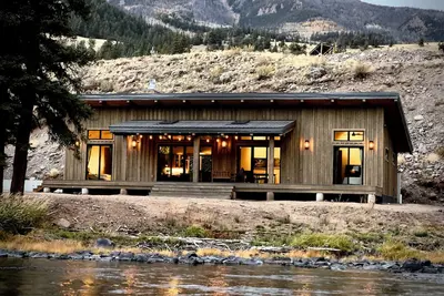 Image de New Listing! Newly Constructed Luxury Riverfront Home on the Rio Grande River