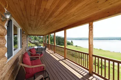 Image de The Loon View overlooking Lake Francis.