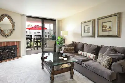 Image de Spacious and Comfortable One Bedroom- Featuring Ocean Views from Balcony!