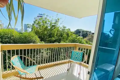 Image de Steps from the Beach 3-bedroom Apartment, WiFi, Kitchen und Balcony to Unwind