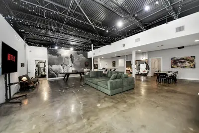 Image de Spacious Midtown Home with Yard + Gym + Office + Balcony deck + Ping Pong