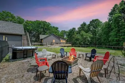 Image de New 4-bedroom home, private, hot tub, fenced yard, pet friendly