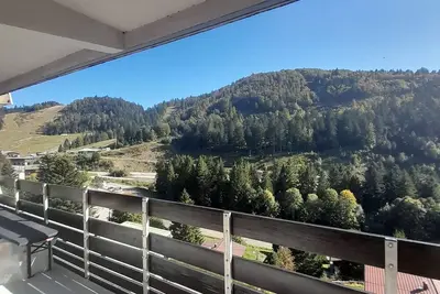 Image de appartement avec balcon et superbe vue sur la montagne