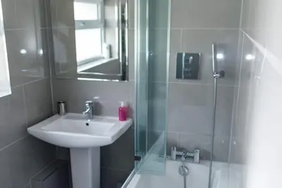 Image de Charming 4-Bedroom Cottage in Windsor with Parking