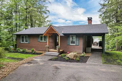 Lakefront Luxury – Dock, Beach, Deck & Game Room | Sleeps 10