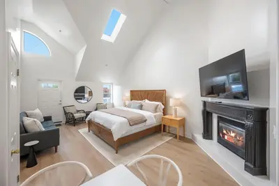 Image de Miramar Penthouse – Coastal Elegance in the Heart of Half Moon Bay