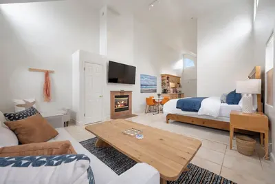 Image de Montara Penthouse — Elevated Comfort Above Downtown Half Moon Bay