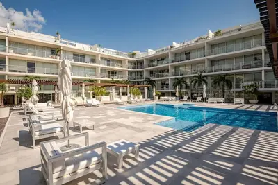 Image de Spacious and modern, 3 bedrooms next to the sea, 2 swimming pools, gym and garage.