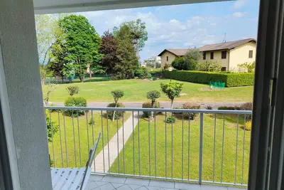 5 minutes from the lake house with garden in residence with swimming pool