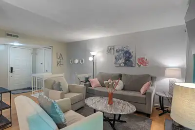 Image de Run Free Lake Escape-Cozy, Homey, Newly Renovated!