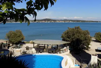 Image de Gîte 4p. dans domaine au coeur de la Provence à 3km d'Istres\nAu bord de l'eau!
