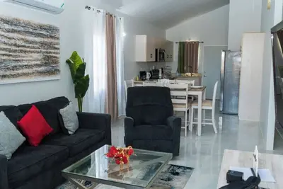 Charming 2-bedroom house in Discovery Bay with WiFi, Ac