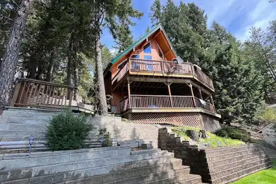 Image de Luxury Private 150 foot Beachfront Lakehouse (sleeps 14) with two large docks.