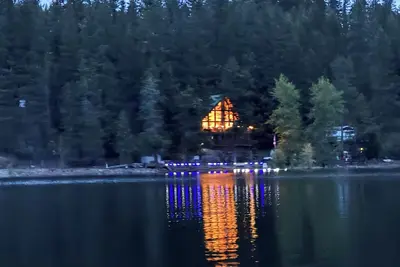 Image de Private beach. Exquisite 3 Level 3500 sq ft Lake House. Accommodates 14 guests.