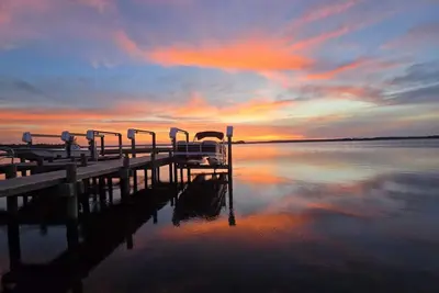 Image de Coastal Swan 2. 0\nCharming waterfront 2-Queen studio in peaceful Swansboro.