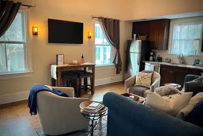 Image de Cozy Upscale Savannah carriage house, walk to all!