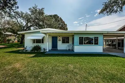 Image de Charming bungalow minutes away from the Beach, local restaurants & shops.