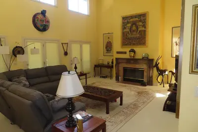 Image de Charming quiet single story home amongst flowers and coast live oak trees