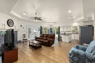 Image de Charming lake-view 3 bedroom home with WiFi, Ac on Livingston! Pet friendly!