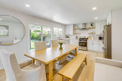 Modern & Bright 3bd/2bth home
