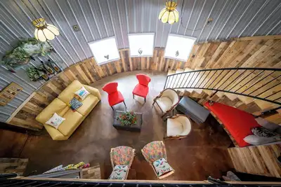 Image de Hermann Grain Bins Bnb and Retreat Center Guest Grain Bin Foghorn Leghorn  is a 2 story 30 plus foot grain bin with two distinct levels. Main level contains two queen beds, living room and full bathroom. Balcony Level contains queen bunk bed and ful