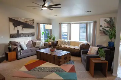 Image de Charming 3-bedroom house with hot tub and hammock in tranquil Redding