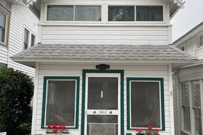 Lovely in-town Lakeside cottage with WiFi, 3 bedrooms for a relaxing getaway