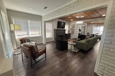 Modern Style Meets Cozy Charm at The Hines House - Walk to Baylor - sleeps 10