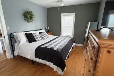 Image de Fall Foliage! Serenity Cottage on Stockton Lake. Walk to water Game Room Hot tub